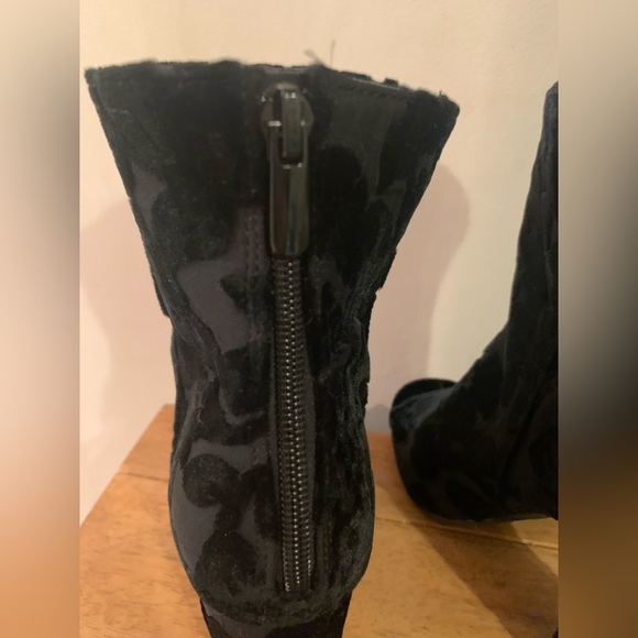 Torrid Black Floral Velvet Peep Toe Booties Black Heel Zip Up Size 8W - Picture 5 of 8